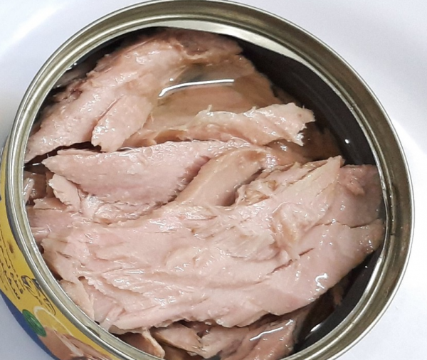 Canned Light Meat Tuna Skipjack  Big Flakes in Vegetable Oil (with/without) Chili 